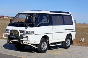 1990 Mitsubishi Delica Super Exceed thumbnail