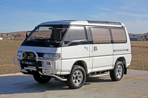 1990 Mitsubishi Delica Super Exceed thumbnail