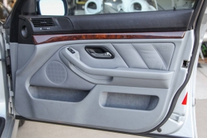 2000 BMW 540i Sport Wagon (Touring) thumbnail