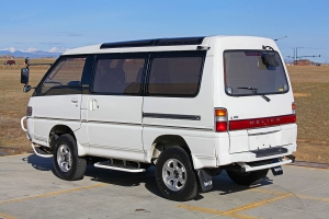 1990 Mitsubishi Delica Super Exceed thumbnail