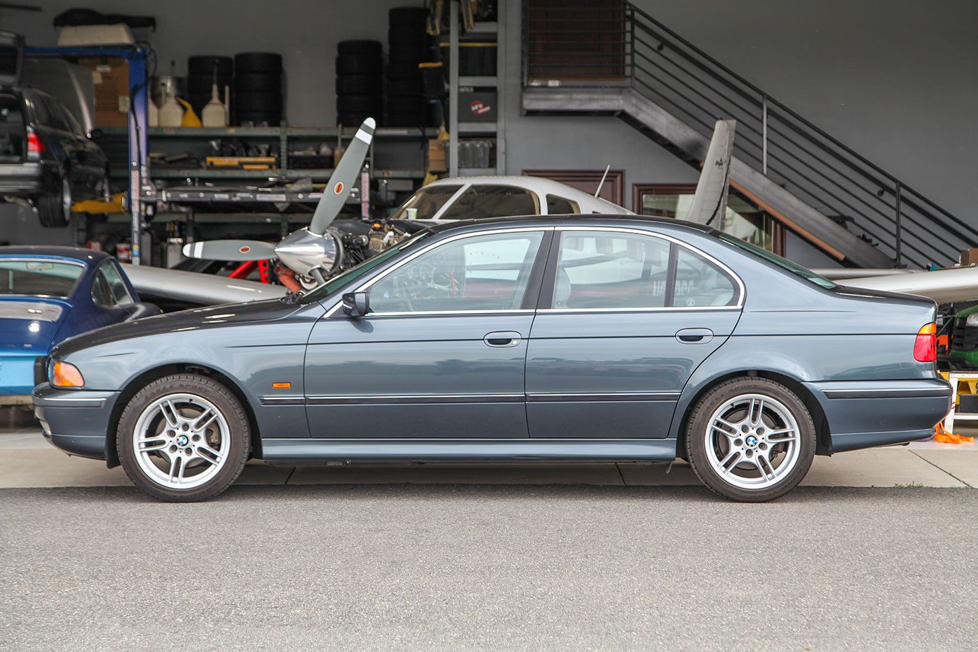 2000 BMW 528i exterior photo