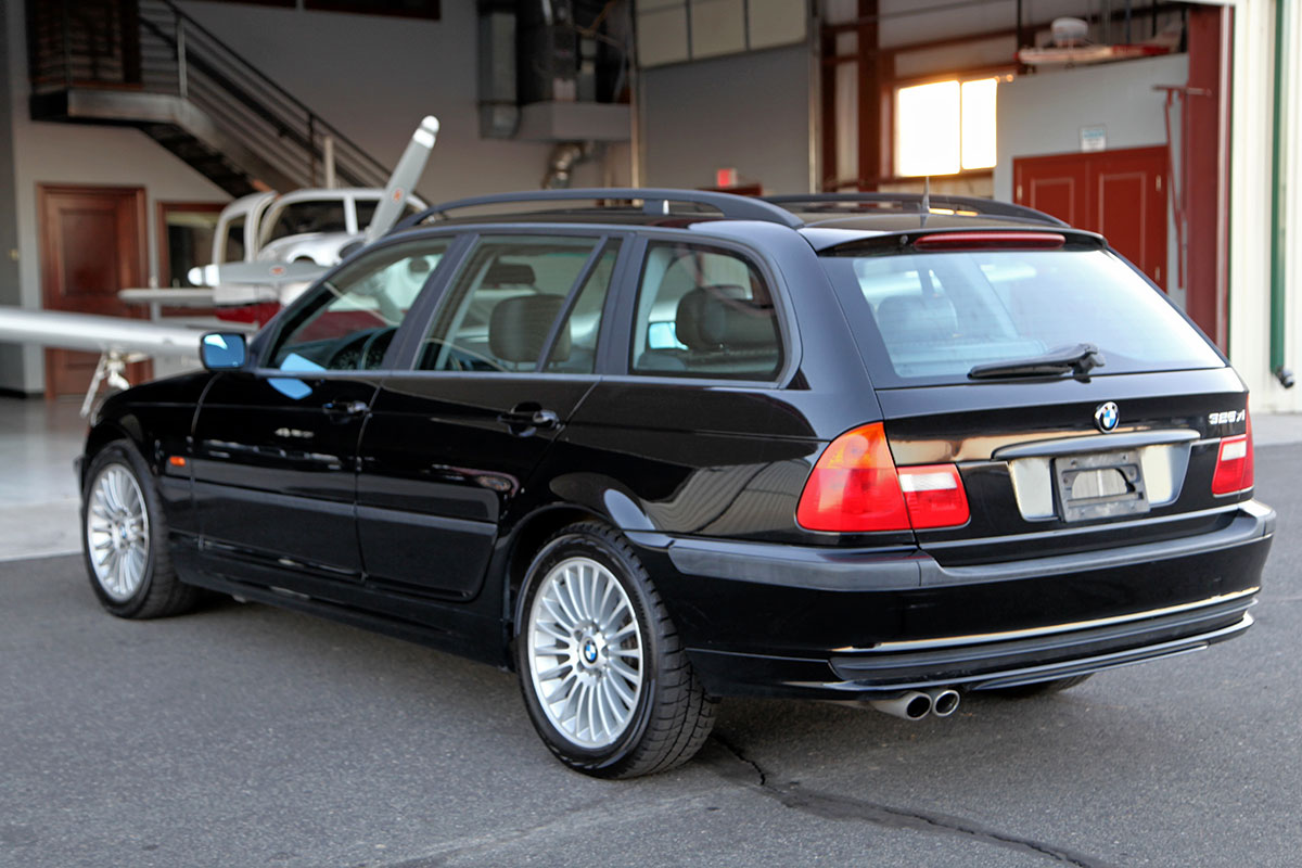 2001 BMW E46 325XiT Sport Wagon (Touring) exterior photo